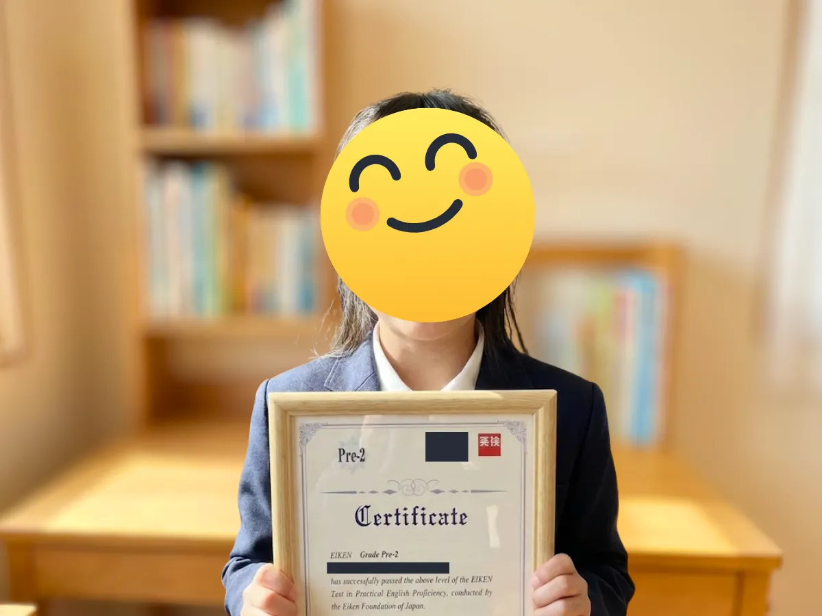 英検®の合格証書を持つ受験生