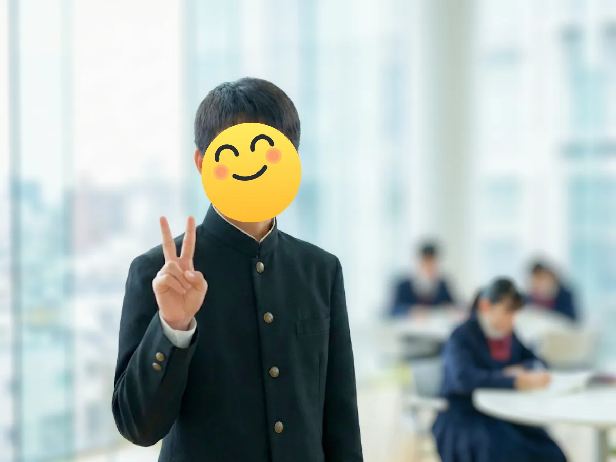 制服姿で前向きに受験へ臨む中学生