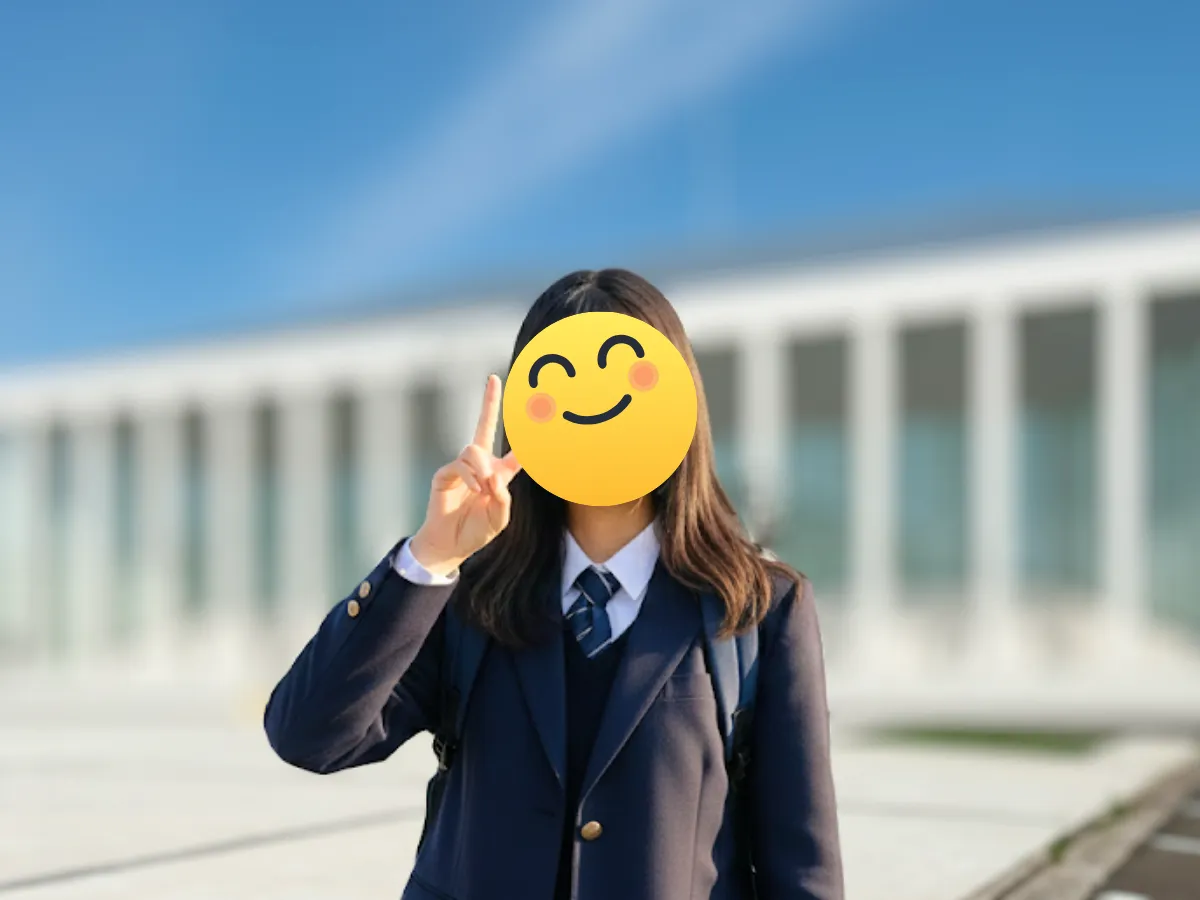 制服姿で大学受験を目指す高校生